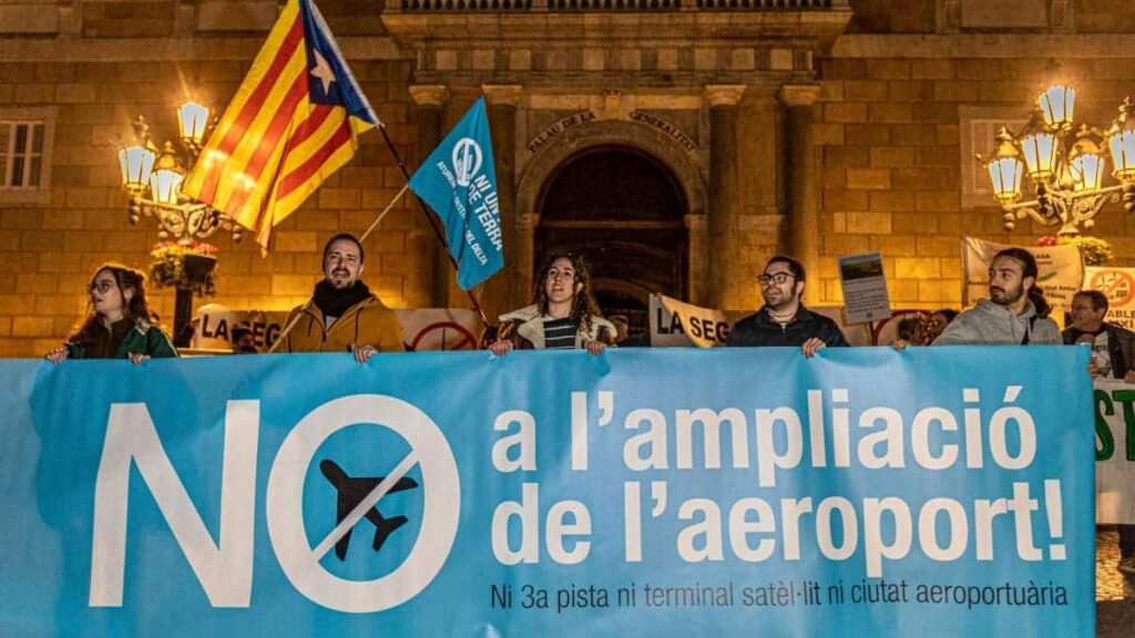 Aeropuerto Josep Tarradellas Barcelona – El Prat: miles de personas se concentran en la plaza Sant Jaume de Barcelona en contra de la ampliación