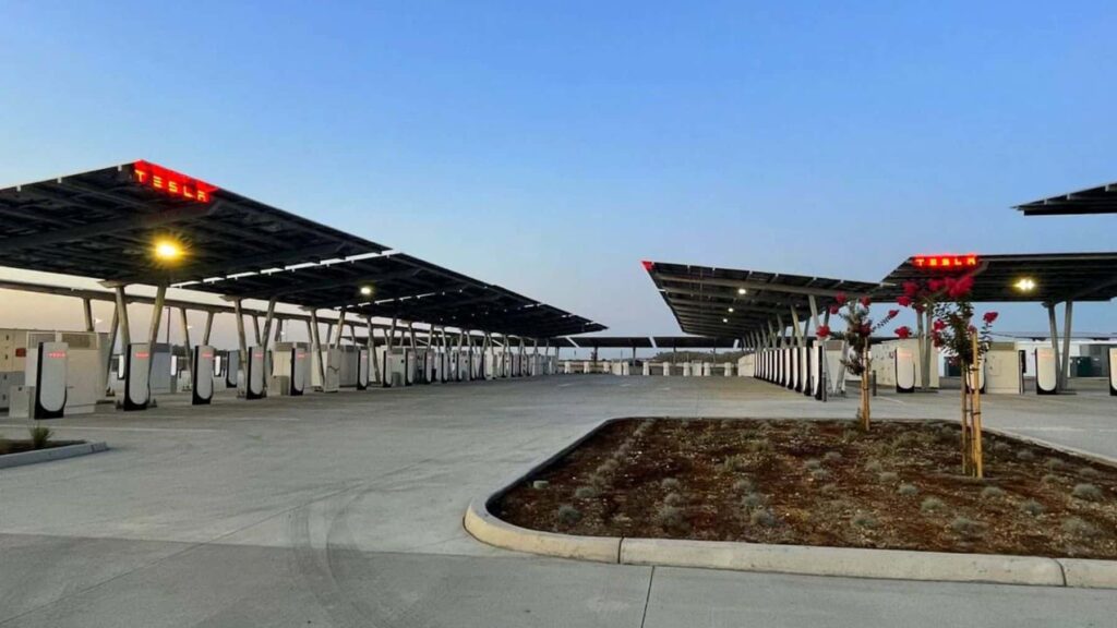 La nueva megaestación de carga de Tesla: Demasiado ambiciosa y quizás… llega demasiado tarde