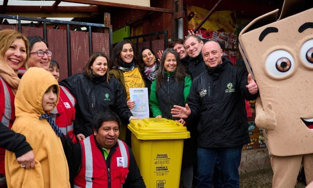 Con entrega de contenedores dan puntapié inicial a retiro de reciclaje domiciliario en Valdivia