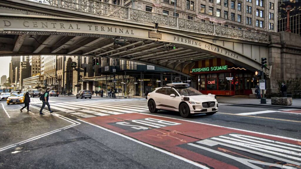 Golpe a Elon Musk: El coche autónomo llega a la ciudad que nunca duerme, pero no es de Tesla