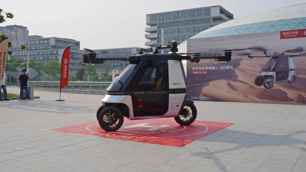 La moto del futuro, vuela distancias largas a más de 70 km/h: Pero hay un problema, el precio