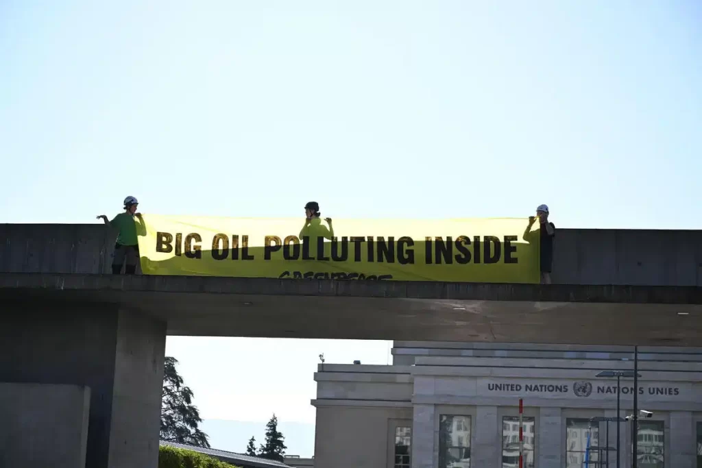 Vierten ‘petróleo’ para denunciar la polución plástica en las negociaciones para el ‘Tratado Mundial sobre Plásticos’