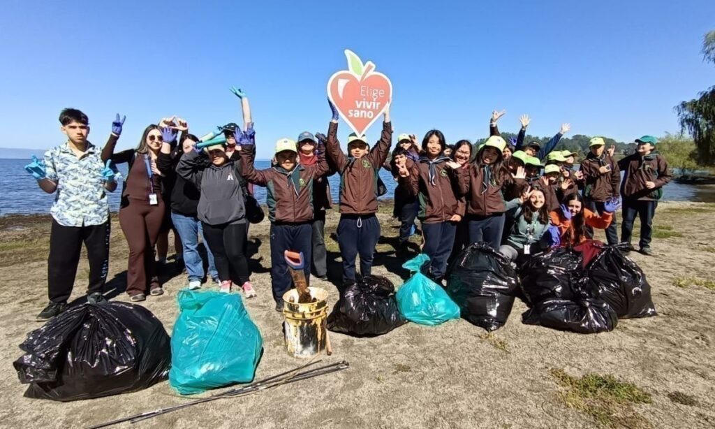 Estudiantes retiraron basura de playa de Futrono y la dejaron impecable