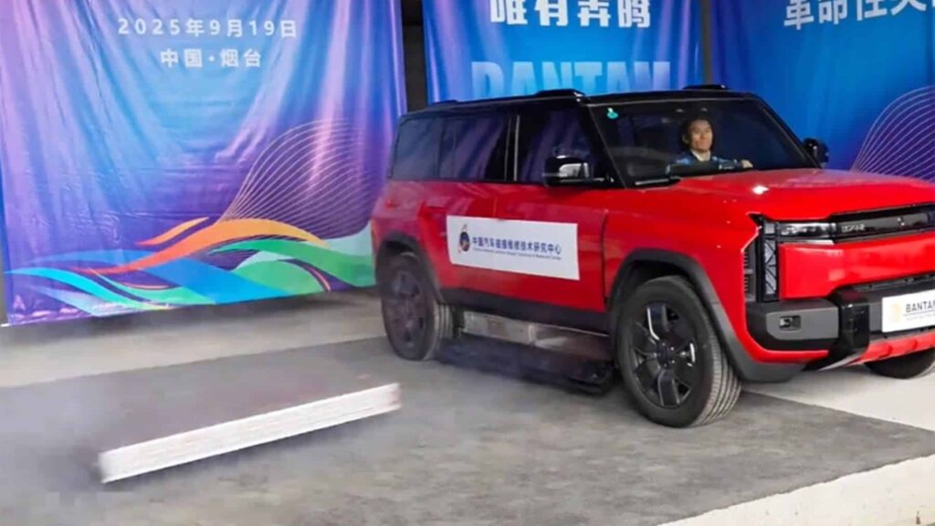 En China los coches eléctricos se ponen raros: Ahora podrán escupir sus baterías