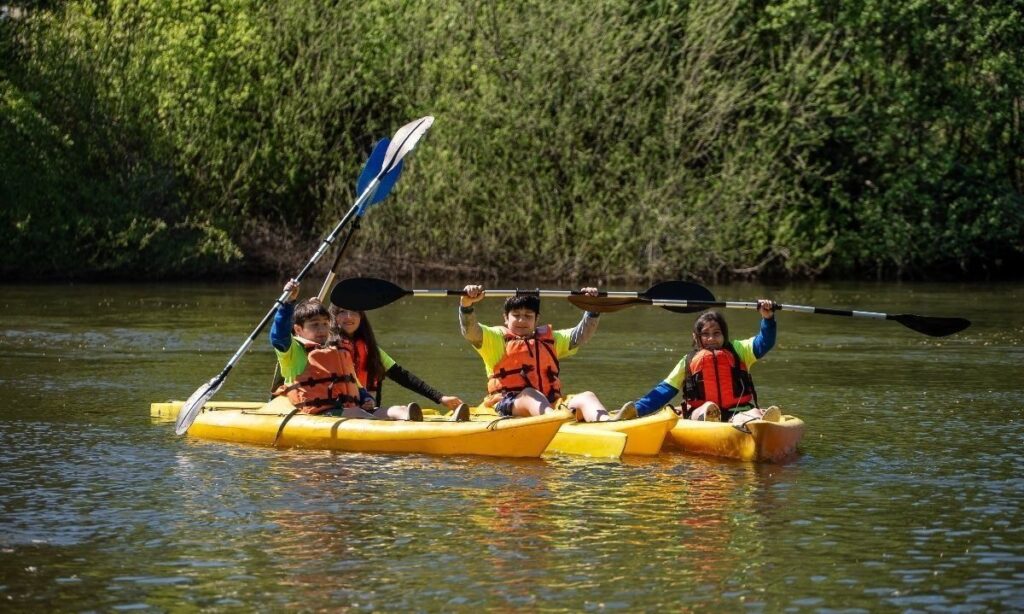 Estudiantes de Los Lagos se acercan a la naturaleza con clases en río Collilelfu