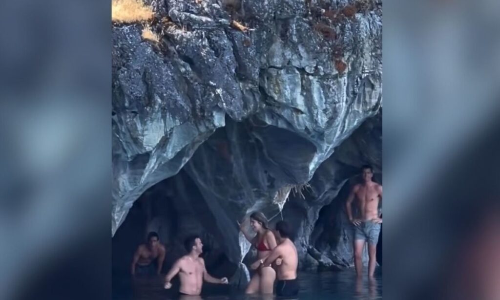 Sorprenden a turistas nadando en Cavernas de Mármol