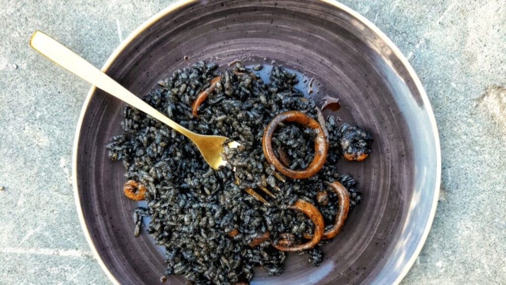 Arroz ecológico negro con calamar y gambas en 45 minutos