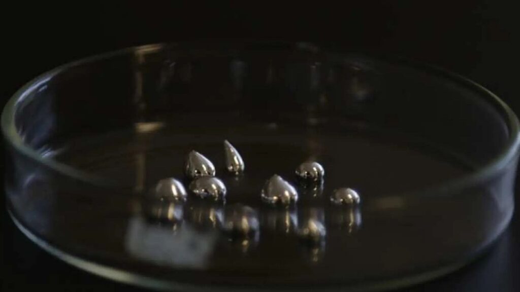 Australia descubre el "combustible infinito" mezclando galio con agua de mar