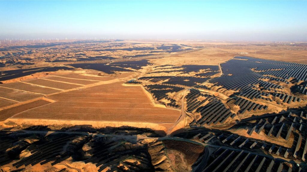 China apuesta por el aire líquido y 7 millones de paneles solares para solucionar el problema de la energía que desaparece al ponerse el sol