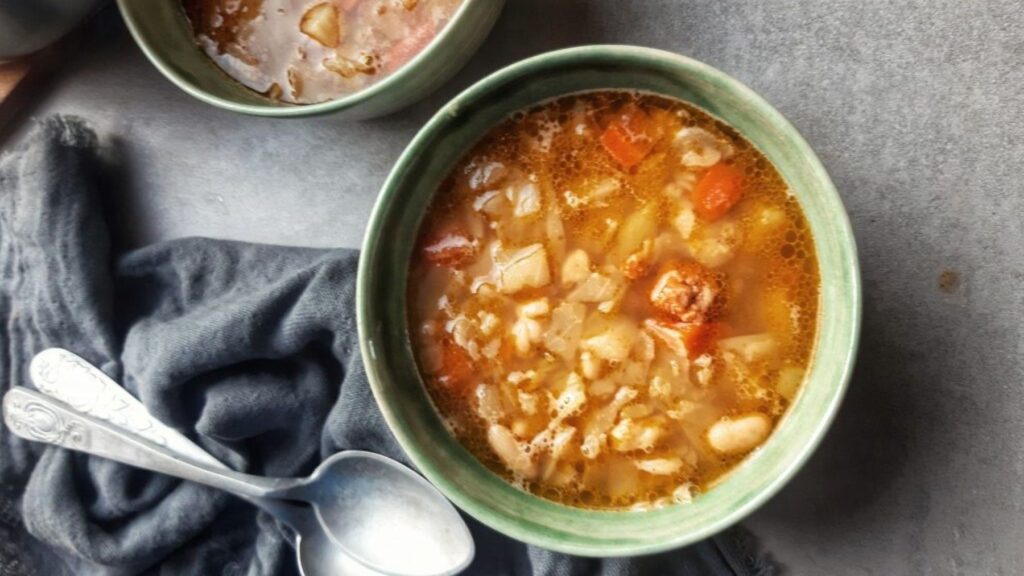El caldo blanco gallego con repollo ecológico que revive la cocina de siempre