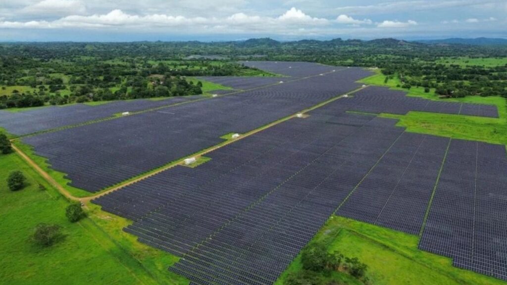 Los apagones constantes colmaron su paciencia y decidió que su finca funcione 100 % con energía solar