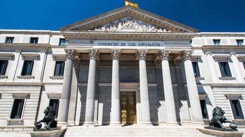 PP, Vox y Junts tumban las ayudas al autoconsumo y al vehículo eléctrico