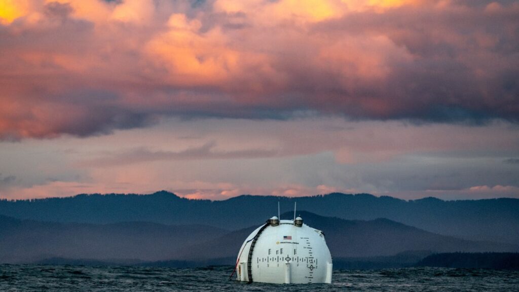 EEUU prueba un sistema que convierte las olas en electricidad estable con esferas gigantes y acaba un problema histórico