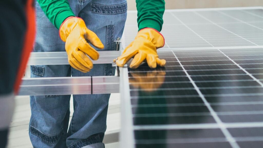 España impulsa renovables para frenar dependencia energética y reforzar su economía