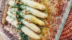 Espárragos blancos ecológicos gratinados con mantequilla y yema cremosa