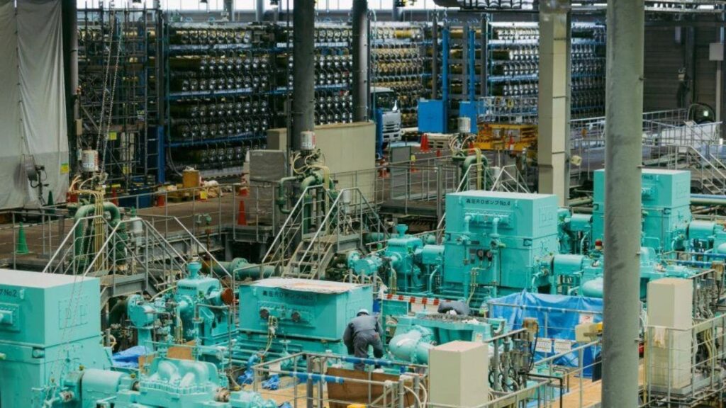 Japón, estrena la energía azul y se jacta de superar a China con una planta osmótica que genera 880 000 kWh al año para 300 hogares con agua dulce y salada sin depender del clima y con un potencial brutal que apunta al 40 % del suministro mundial.