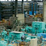 Japón, estrena la energía azul y se jacta de superar a China con una planta osmótica que genera 880 000 kWh al año para 300 hogares con agua dulce y salada sin depender del clima y con un potencial brutal que apunta al 40 % del suministro mundial.