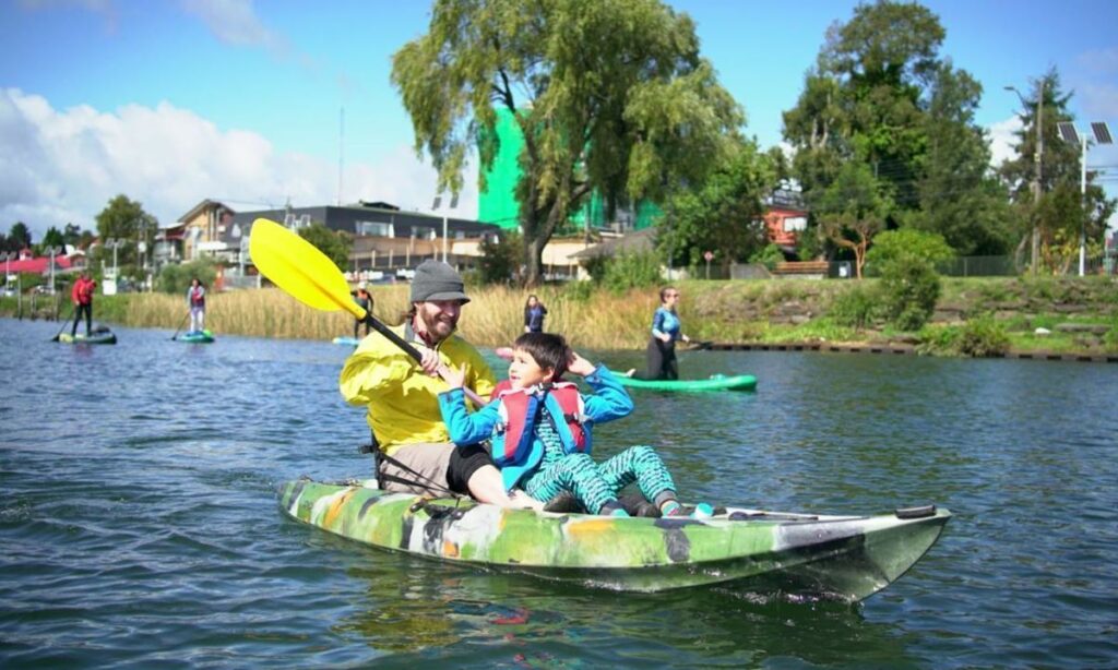 Valdivia conmemoró Día del Agua con actividades en el río, feria y teatro lleno