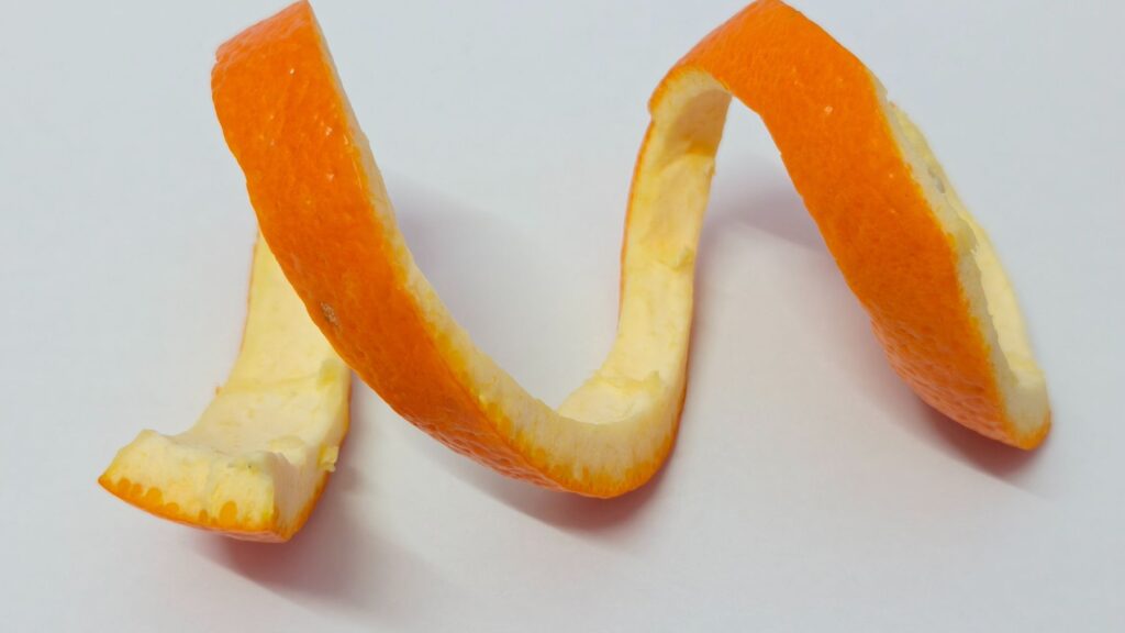 convierten cáscaras de naranja en material clave para mejorar el rendimiento de las baterías de plomo-ácido