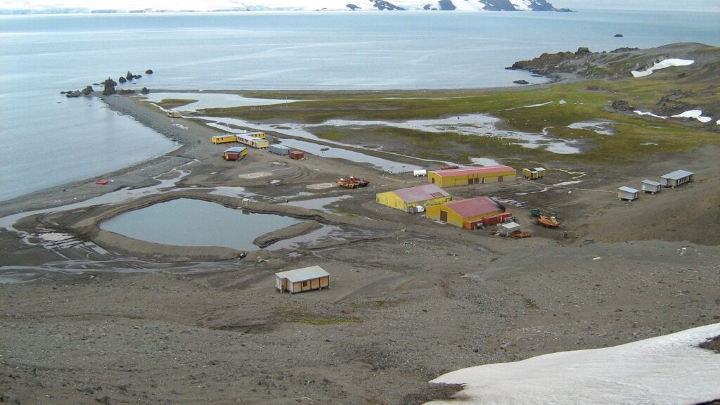 Científicos rusos celebran un hito sin precedentes en la Antártida: descubren un oasis con lagos y animales donde pensaban que había una simple roca