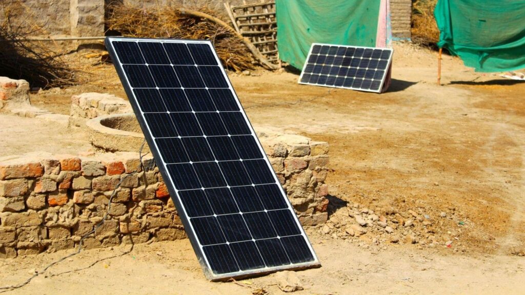 Energía solar en aldeas asiáticas sin electricidad para combatir apagones reduce pobreza energética