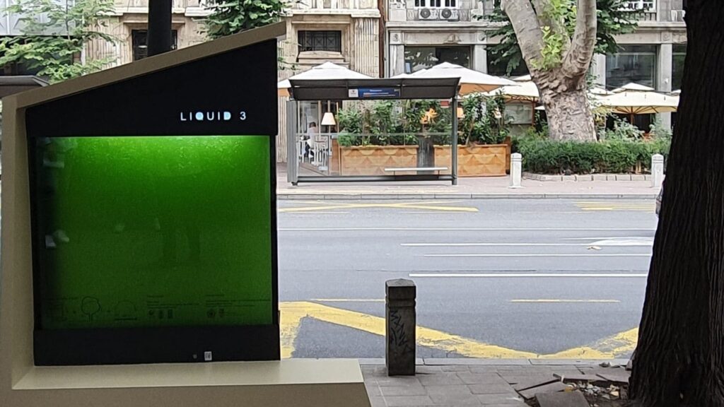 Serbia está plantando 'árboles líquidos' con microalgas que capturan más CO2, producen oxígeno e incluyen puertos USB para cargar el móvil