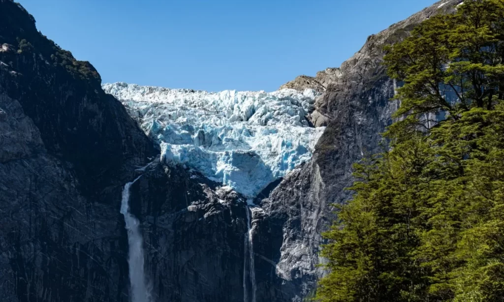 Chile pierde glaciares equivalentes a 16 canchas de fútbol: alertan impacto sobre el agua y la biodiversidad