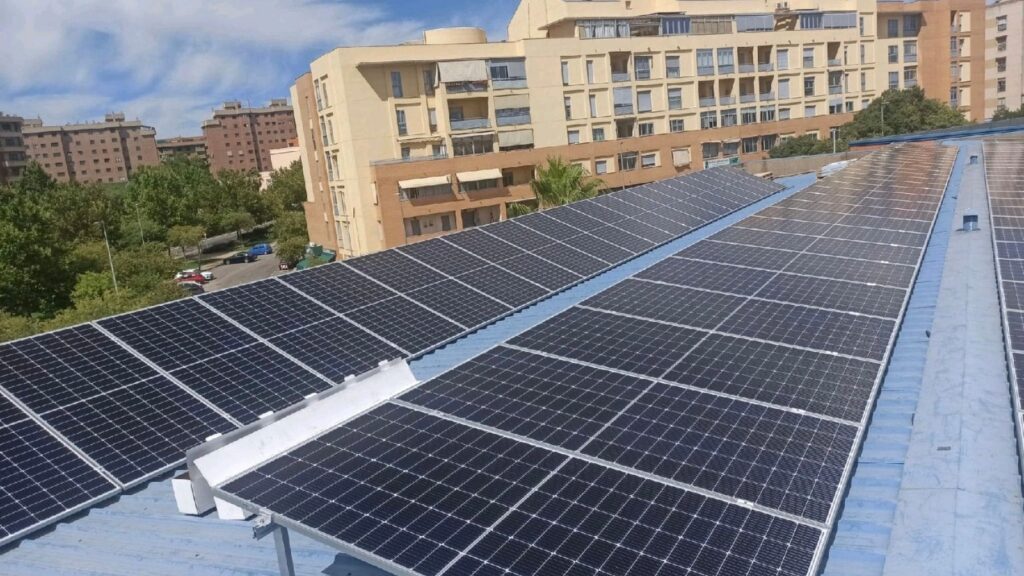 El mundo entero ya mira a un pequeño pueblo de España que cuenta con un sistema de autoconsumo para compartir energía solar con 300 vecinos por suscripción