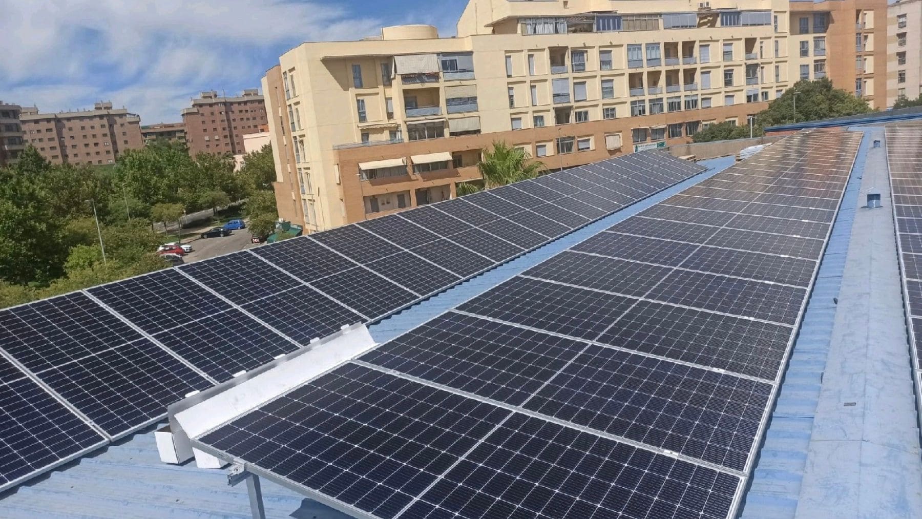 El mundo entero ya mira a un pequeño pueblo de España que cuenta con un sistema de autoconsumo para compartir energía solar con 300 vecinos por suscripción