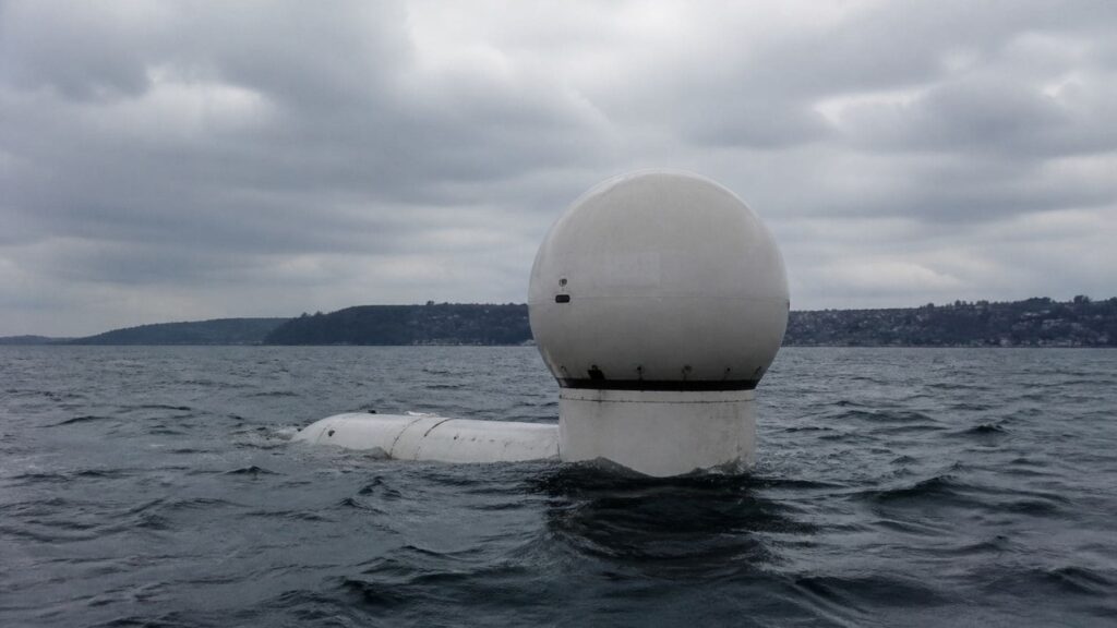 Estados Unidos está lanzando esferas gigantes de hormigón al mar con un objetivo: aprovechar la fuente de energía renovable que nunca descansa