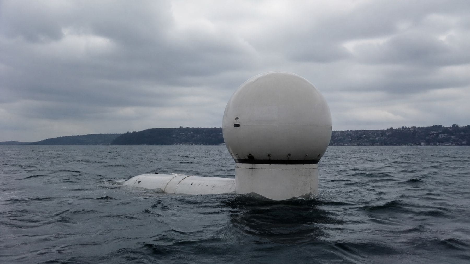 Estados Unidos está lanzando esferas gigantes de hormigón al mar con un objetivo: aprovechar la fuente de energía renovable que nunca descansa