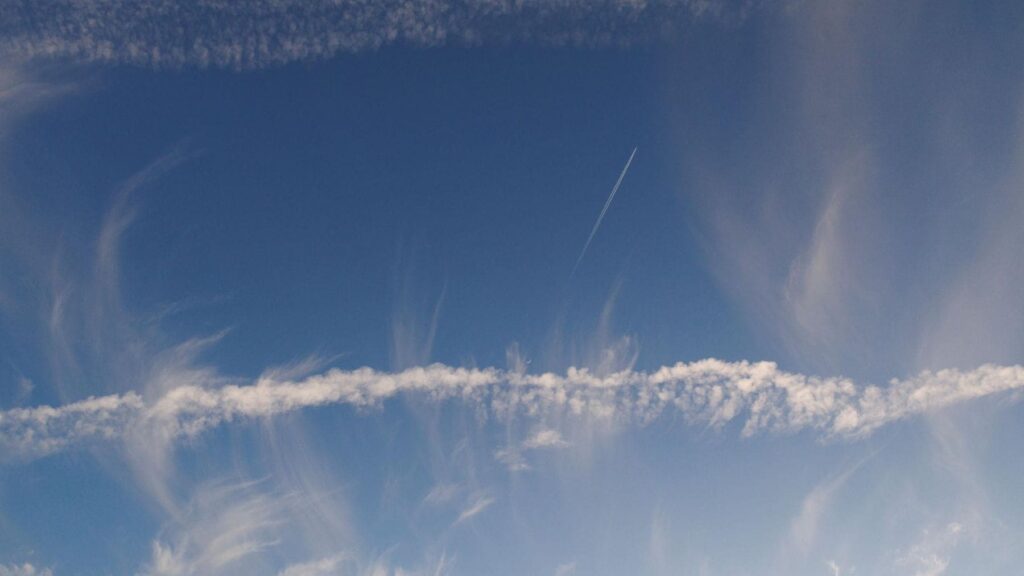 Llevamos años viendo las estelas de los aviones en el cielo pero ahora se sabe que están contribuyendo al cambio climático y la solución pasa por modificar los combustibles