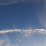 Llevamos años viendo las estelas de los aviones en el cielo pero ahora se sabe que están contribuyendo al cambio climático y la solución pasa por modificar los combustibles