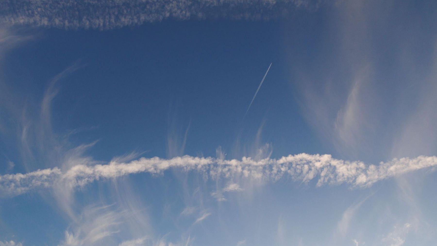 Llevamos años viendo las estelas de los aviones en el cielo pero ahora se sabe que están contribuyendo al cambio climático y la solución pasa por modificar los combustibles