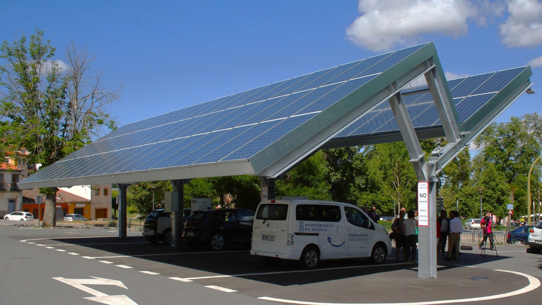 Zaragoza va a instalar paneles solares encima de aparcamientos para aprovechar el calor de los coches en verano y transformar la energía de la ciudad