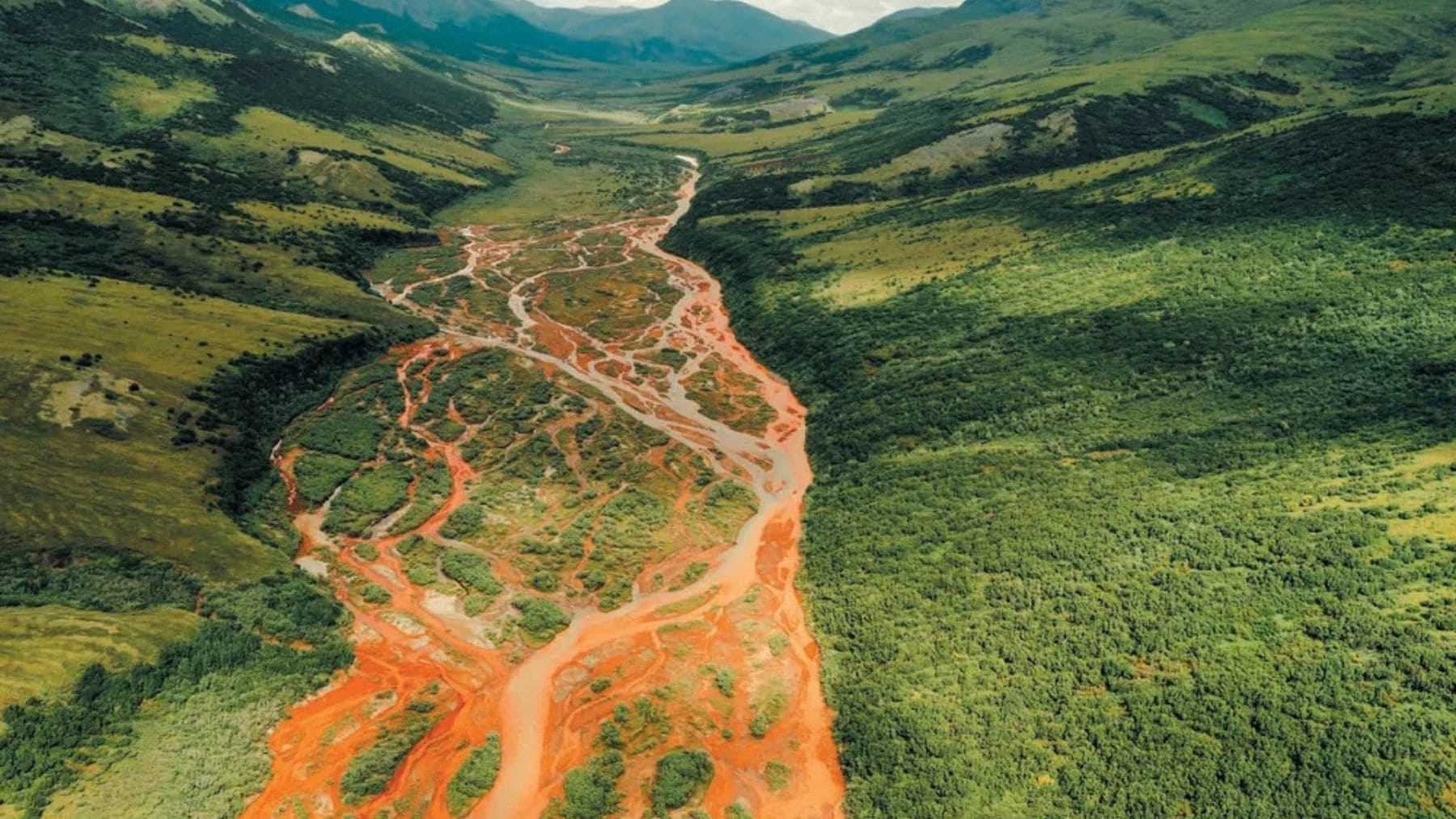 Científicos confirman que el permafrost está tiñendo los ríos de naranja tras liberar metales tóxicos atrapados durante millones de años y ya ha acabdo con dos especies: los Pirineos, afectados