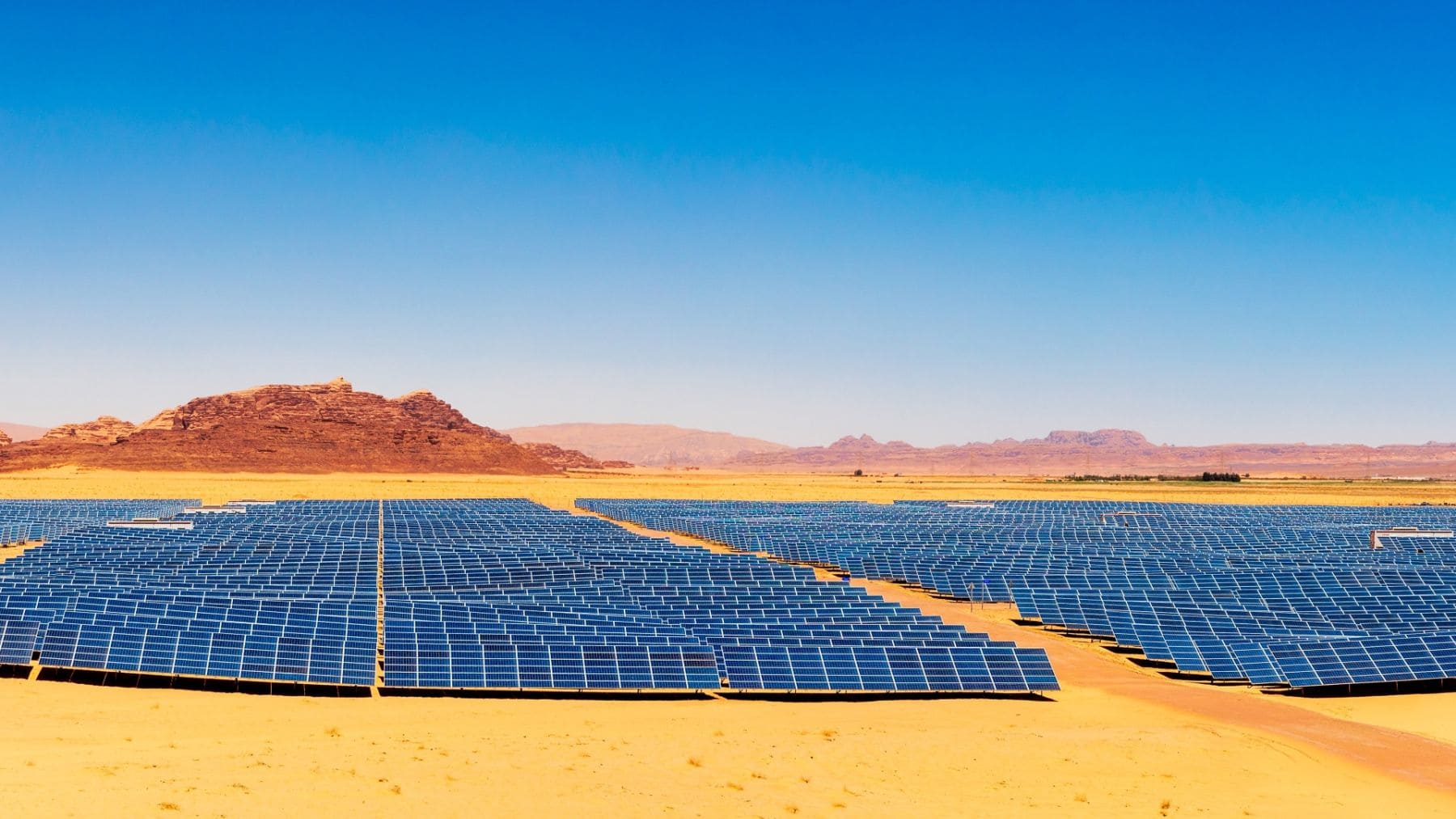 Científicos egipcios descubren que pulverizar agua sobre los paneles solares en pleno desierto baja la temperatura 22ºC y dispara la producción de energía un 24%