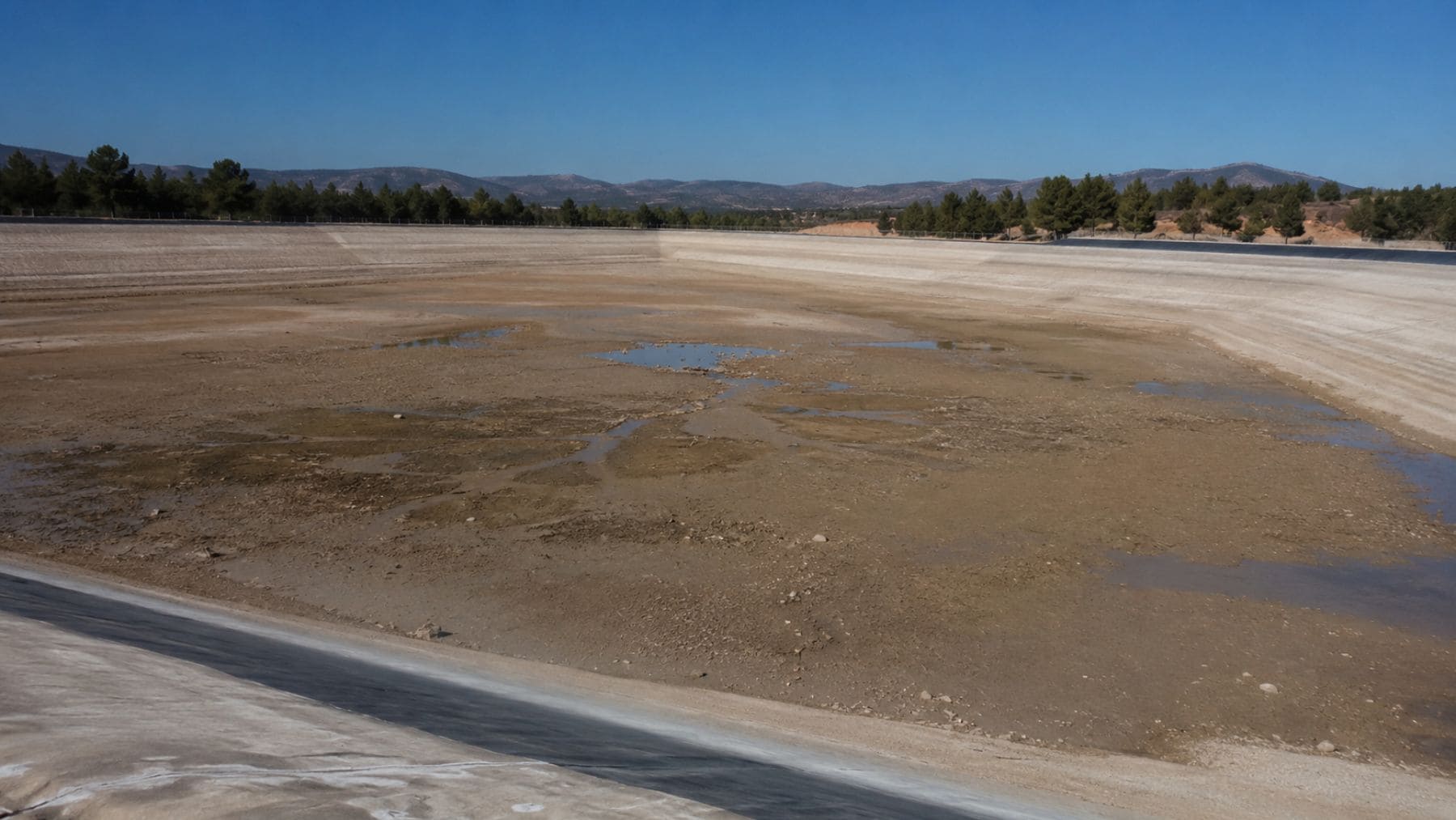 Crece la preocupación entre los hidrólogos: el embalse de San Diego lleva 15 años con filtraciones sin reparar y bloquea el trasvase que abastece a más de 20 municipios