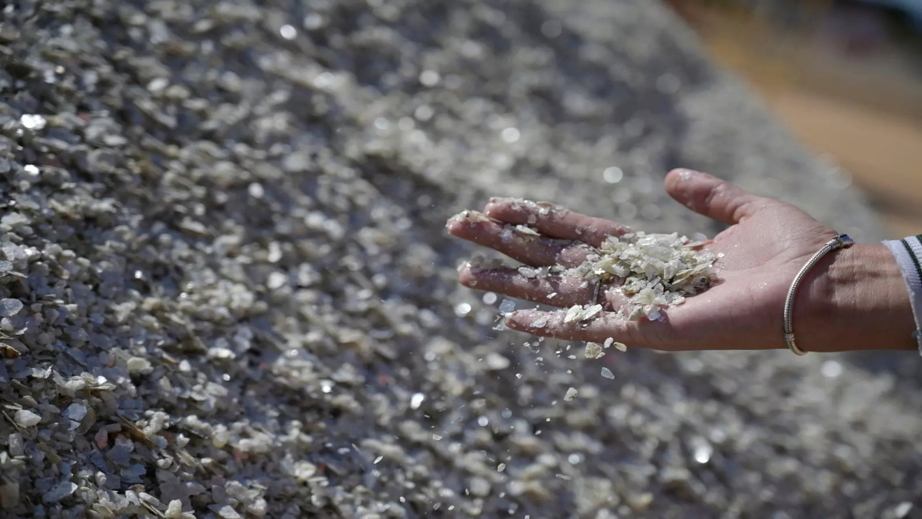 Europa busca romper su dependencia de China en minerales críticos con una estrategia global