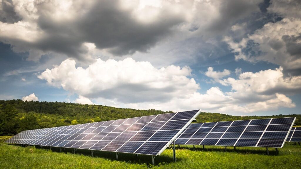 Las energías renovables lideran el crecimiento energético mundial en 2025 con el impulso de la solar