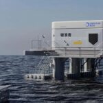 Nadie lo esperaba pero una marca de fundas de móviles invierte 2 millones de dólares para instalar una plataforma flotante con drones de IA que recoge el plástico del océano sin necesidad de tripulación