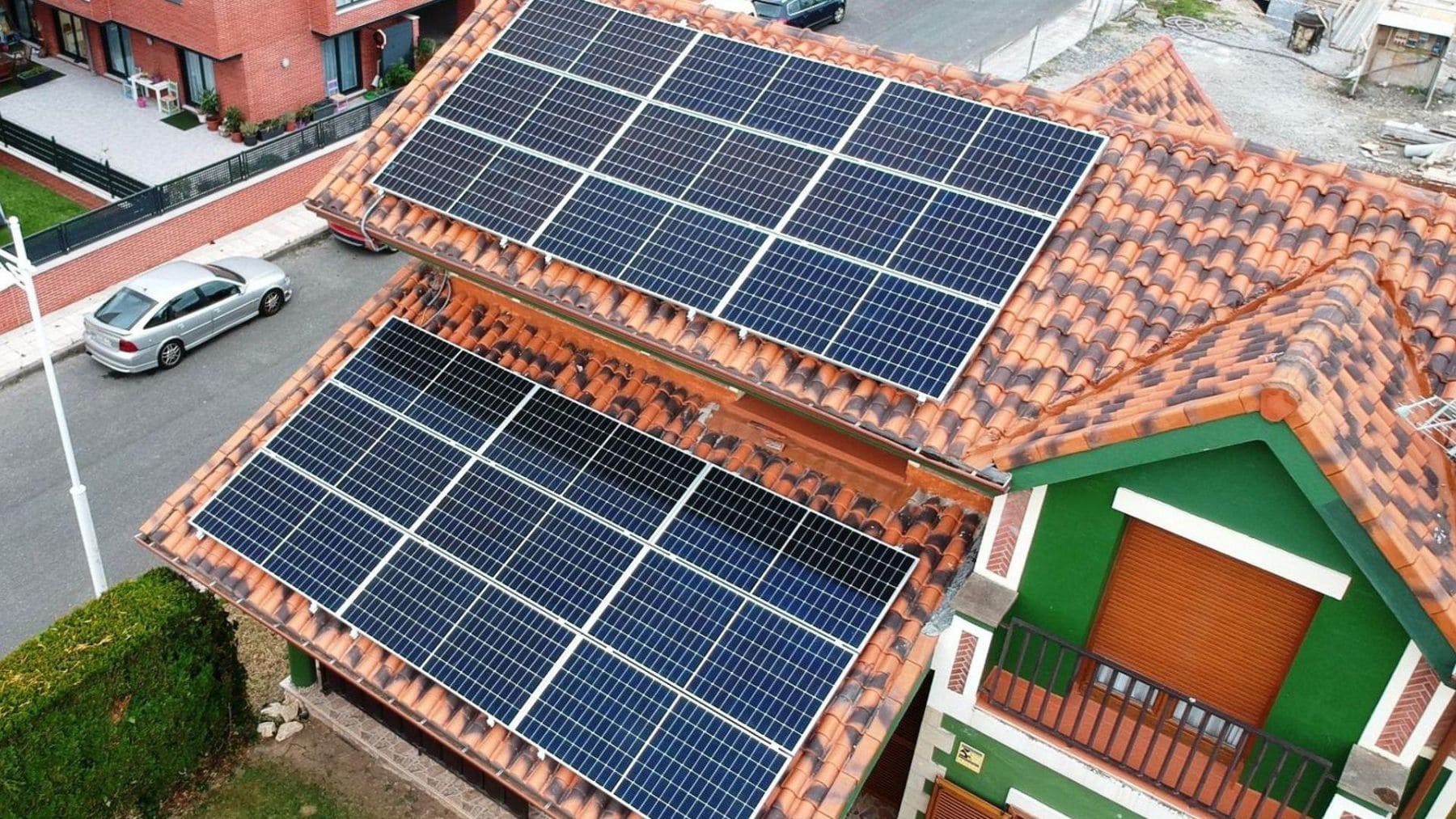 El autoconsumo solar enciende las alarmas: cae la instalación de placas y reaparece el fantasma del ‘impuesto al sol’