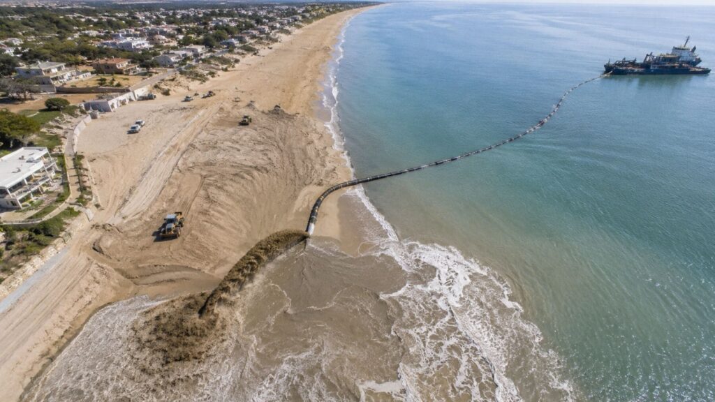 Portugal ha movido 2,2 millones de toneladas de arena para salvar las playas del Algarve, y advierten que la próxima tormenta puede borrarlo todo