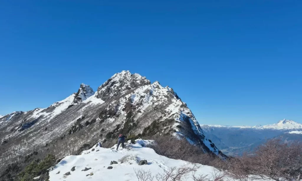 Voluntarios impulsan ruta segura en Cerro Sarnoso en Puyehue