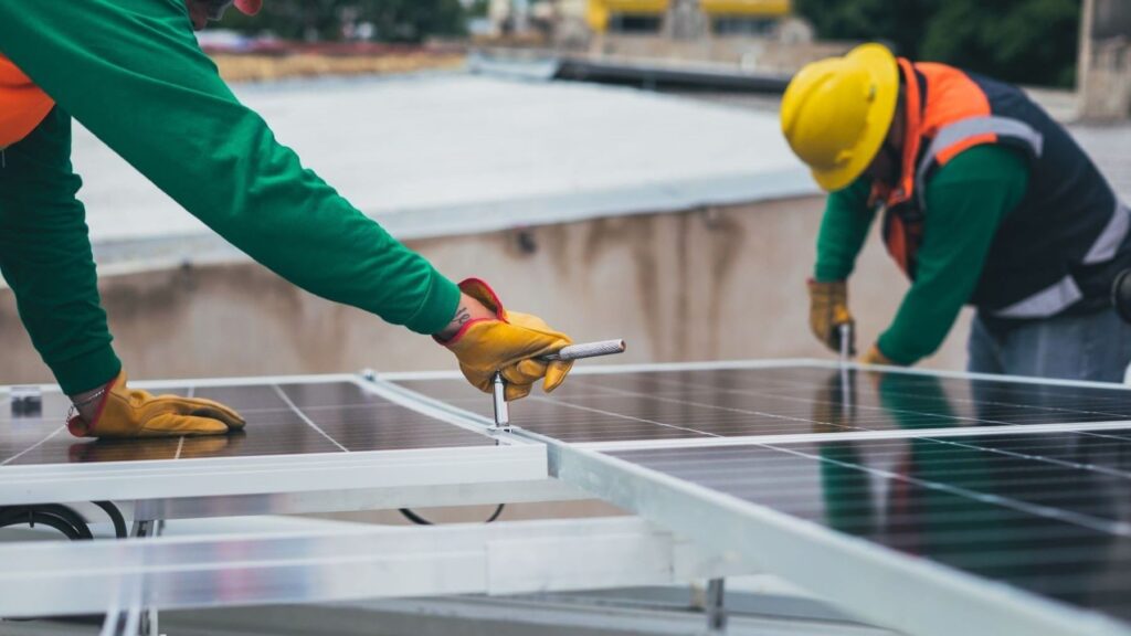 La energía solar en África se dispara: 100.000 paneles al día y un 75 % fuera del radar oficial – ECOticias.com