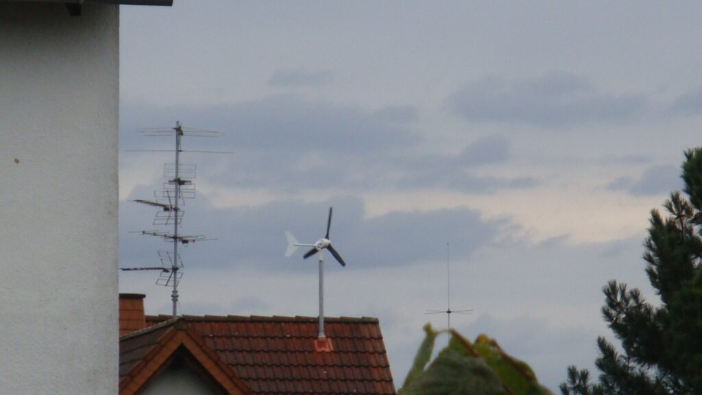 Alemania ya usa un mini aerogenerador de 19 kilos y metro y medio de diámetro capaz de producir 615 kWh al año: frena solo con rachas de viento peligrosas y ya funciona en más de 10.000 hogares, del Himalaya a los Andes