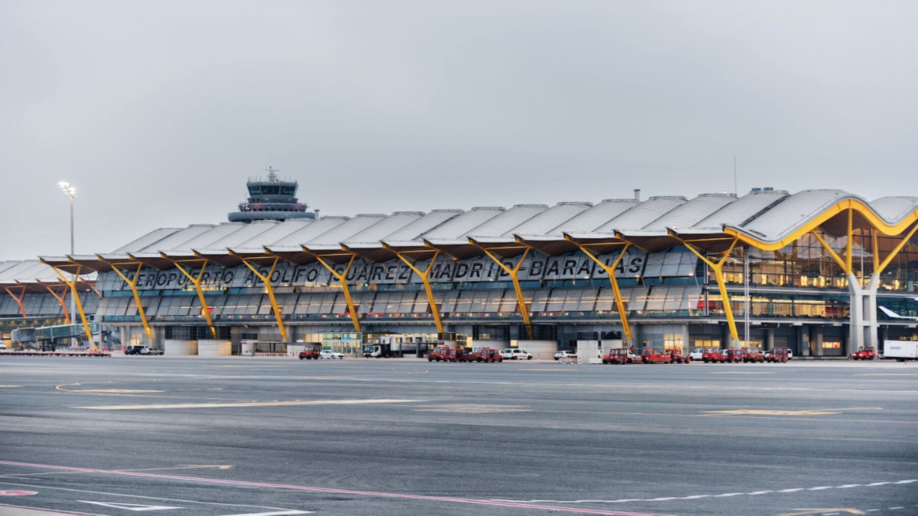 Barajas estrena el mayor parque solar en un aeropuerto de Europa: 215.000 paneles para cubrir su consumo eléctrico – ECOticias.com