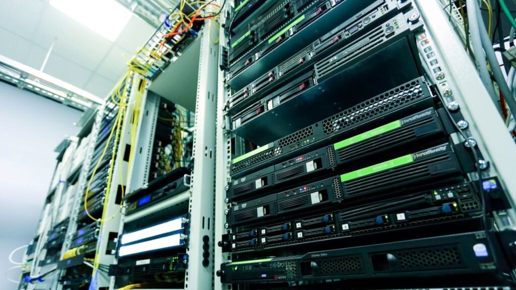 Centros de datos para inteligencia artificial bajo la lupa: ocho megaproyectos afrontan dudas técnicas, financieras y administrativas