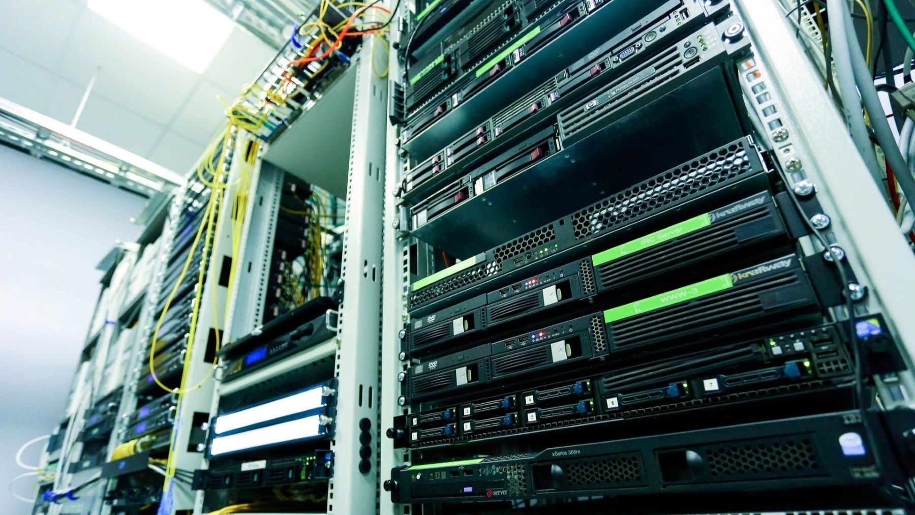 Centros de datos para inteligencia artificial bajo la lupa: ocho megaproyectos afrontan dudas técnicas, financieras y administrativas