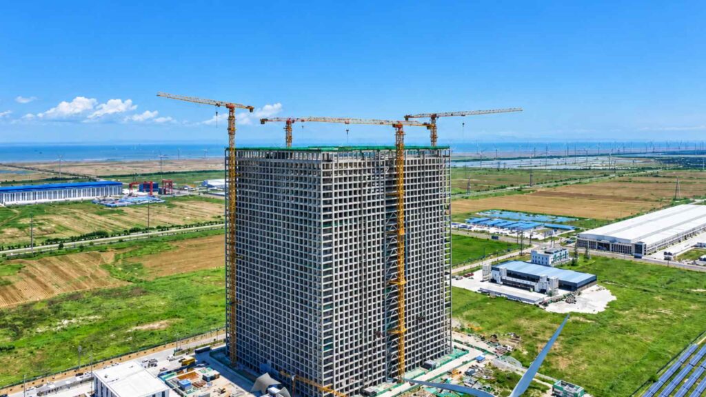 China ha construido una torre de 148 metros que genera electricidad dejando caer bloques de hormigón de 35 toneladas, sin usar ni una sola batería de litio